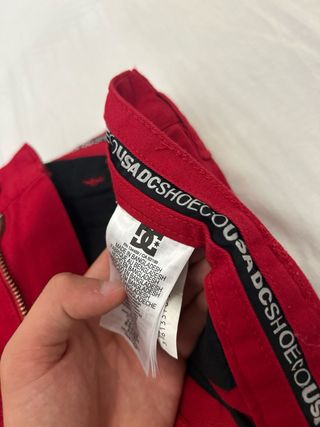 pantalones vaqueros rojos DC shoes