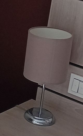 2 Lámparas de mesilla beige topo y plateada.