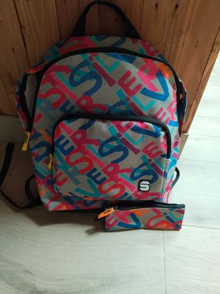 Mochila y estuche con estampado de letras
