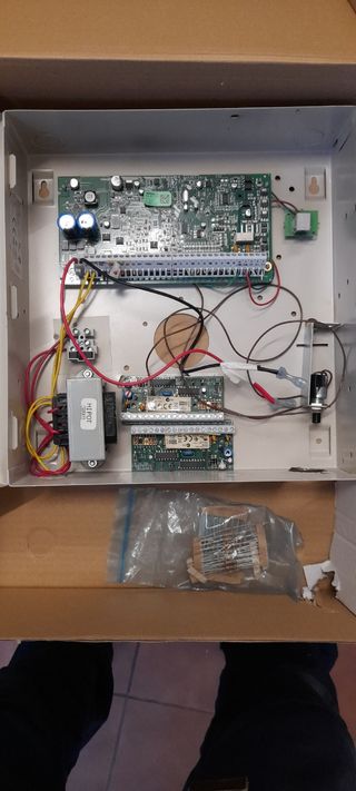 Alarma DSC 1864 completa con expansores y teclado