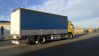 Se vende camión con trabajo y plaza en coop.