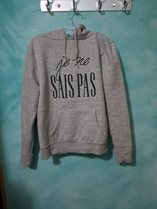 Sudadera gris con texto je ne sais pas para niña