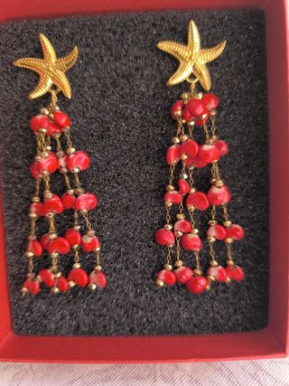 Pendientes estrella de mar con coral rojo