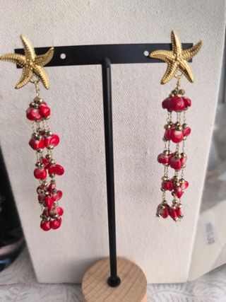 Pendientes estrella de mar con coral rojo
