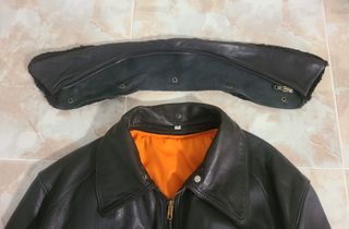 Cazadora de cuero, tipo piloto, con forro.