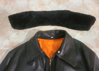 Cazadora de cuero, tipo piloto, con forro.