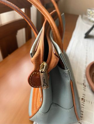 Bolso de cuero azul y marrón