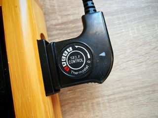 Plancha eléctrica con marco de bambú