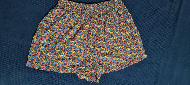 Pantalón corto niña estampado floral