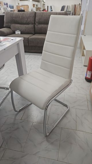 Silla polipiel blanca acolchada