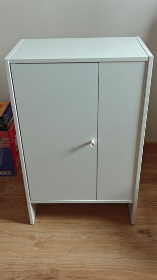 Cómoda blanca de madera