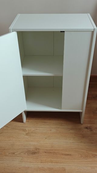 Cómoda blanca de madera