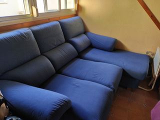 Sofá 2 plazas mas chaise longue azul.