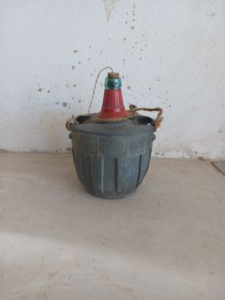 Vecchia bottiglia di damajuana