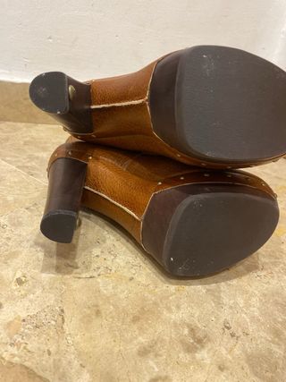 Botines UGG de cuero marrón