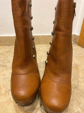 Botines UGG de cuero marrón