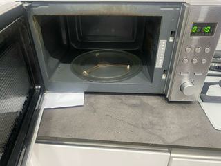 Microondas de acero inoxidable Cecotec con grill. 