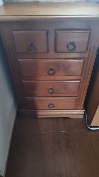 Mesita de noche de madera