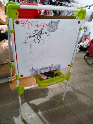 Pizarra infantil con accesorios