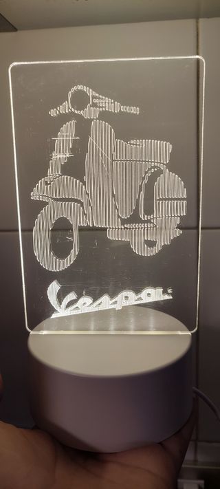 Lampada Vespa in Acrilico Inciso