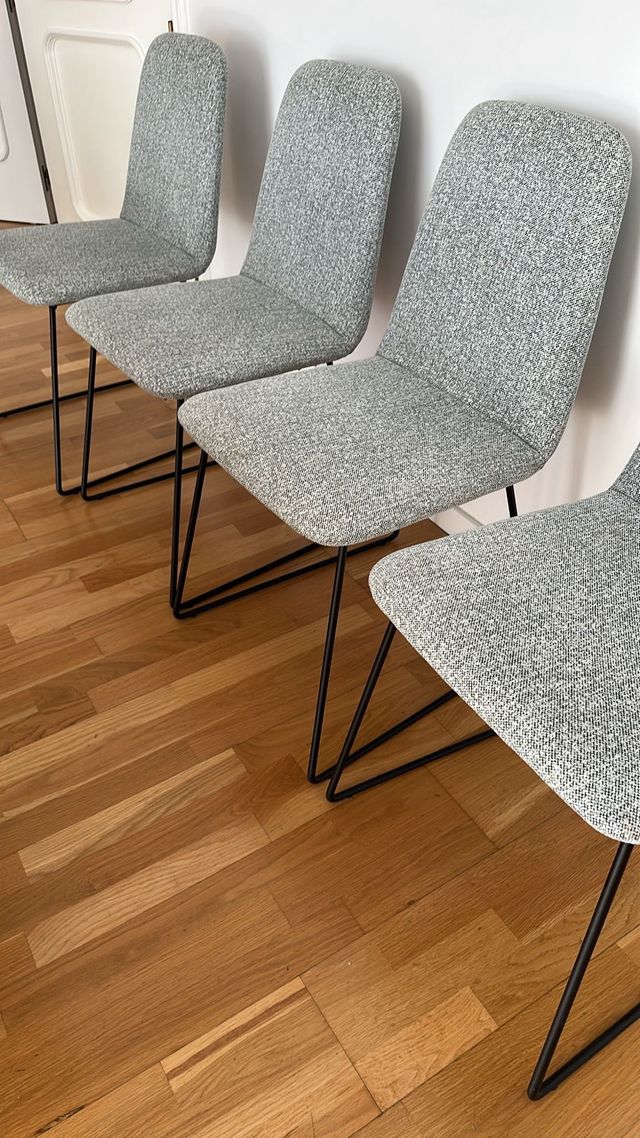 Juego de 4 Sillas Grises con Patas Negras