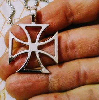 Collana con pendente a croce in acciaio
