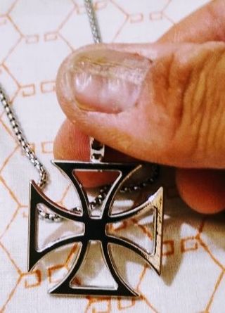 Collana con pendente a croce in acciaio