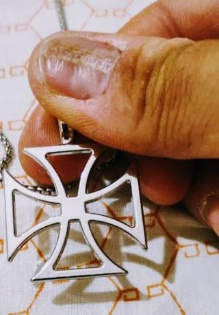 Collana con pendente a croce in acciaio