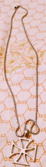 Collana con pendente a croce in acciaio