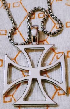 Collana con pendente a croce in acciaio