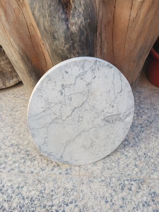 Base ellittica in marmo grigio e bianco