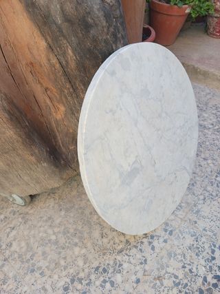 Base ellittica in marmo grigio e bianco