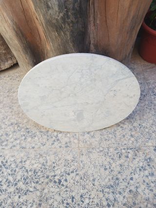 Base ellittica in marmo grigio e bianco