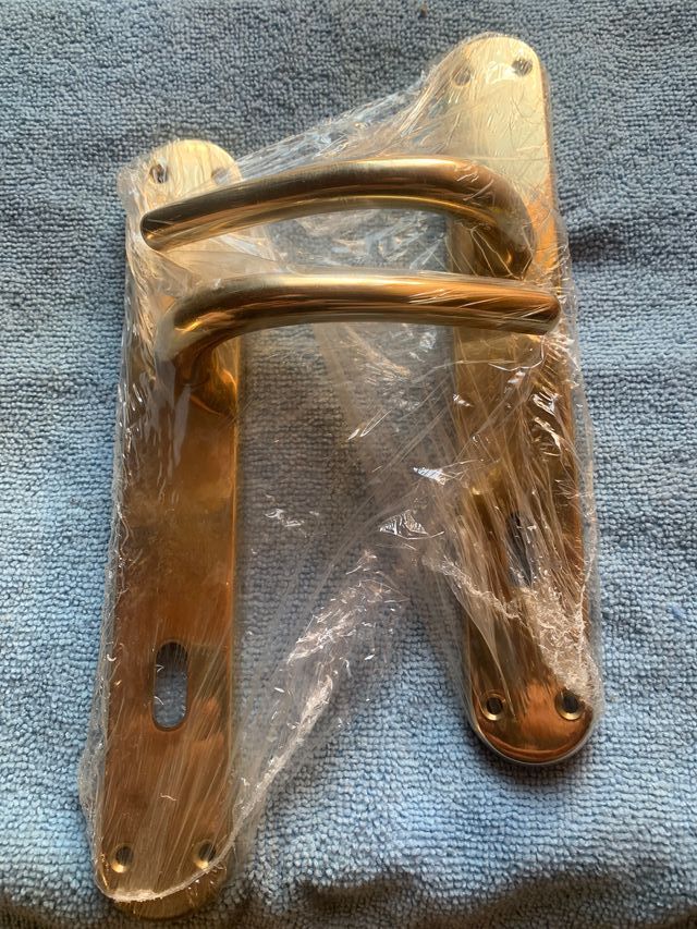 Maniglia porta in ottone lucido con placca