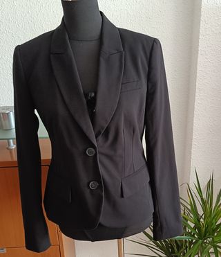 Chaqueta negra entallada