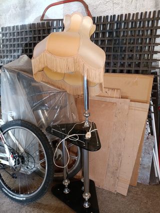 Lámpara de pie beige y negra