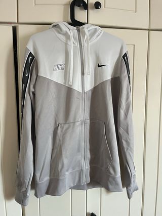 Chaqueta Nike gris y blanca