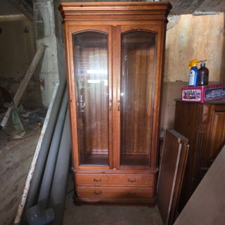 Vitrina de roble macizo con puertas de cristal,