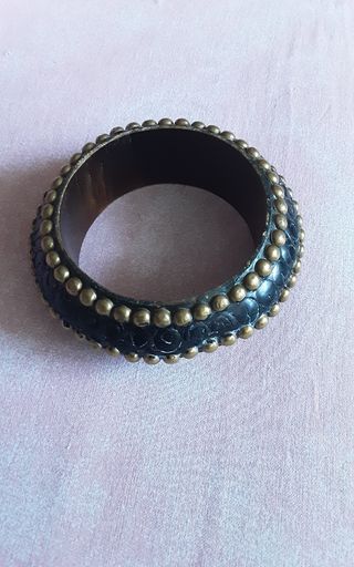 Bracciale etnico rigido borchiette ottone