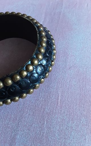 Bracciale etnico rigido borchiette ottone