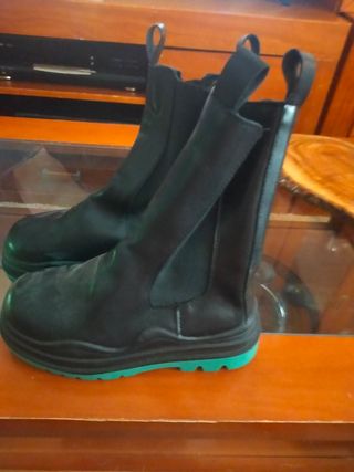 Botas Chelsea Negras con Suela Verde