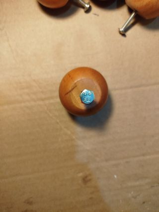 Tiradores redondos de madera para muebles.