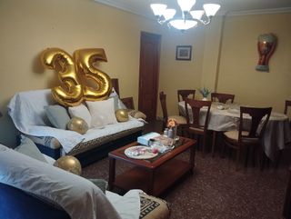 Lámpara de salón dorada y transparente