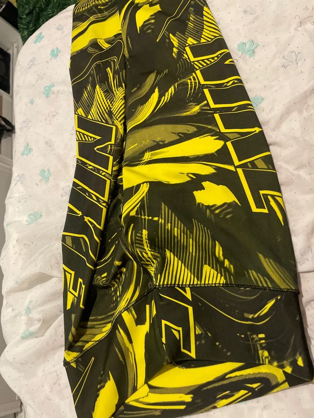 Mallas Nike con estampado amarillo y negro