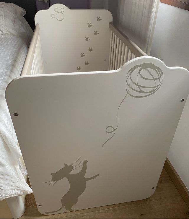 Cuna infantil con diseño de gatitos