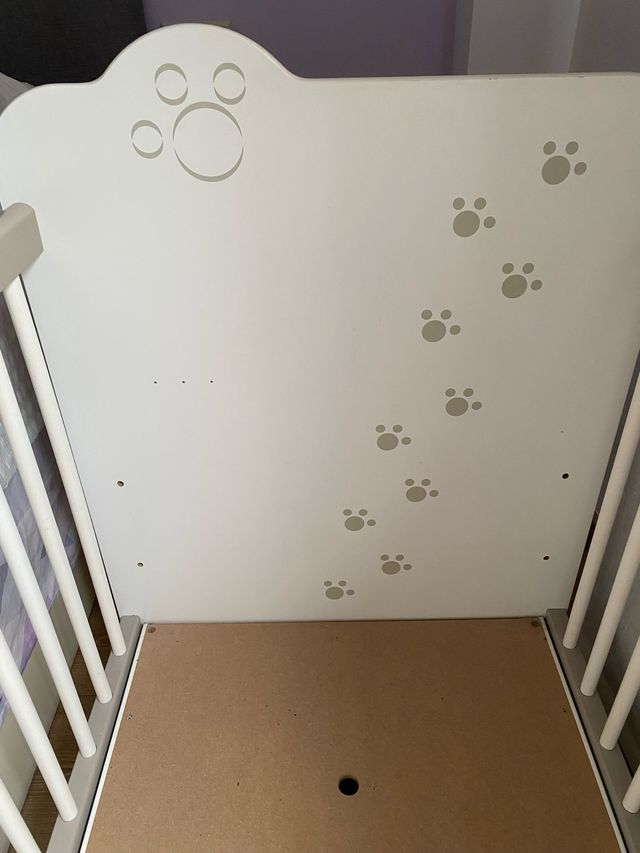 Cuna infantil con diseño de gatitos