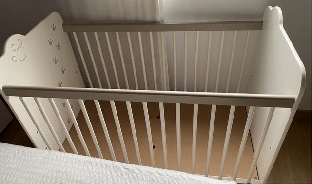 Cuna infantil con diseño de gatitos