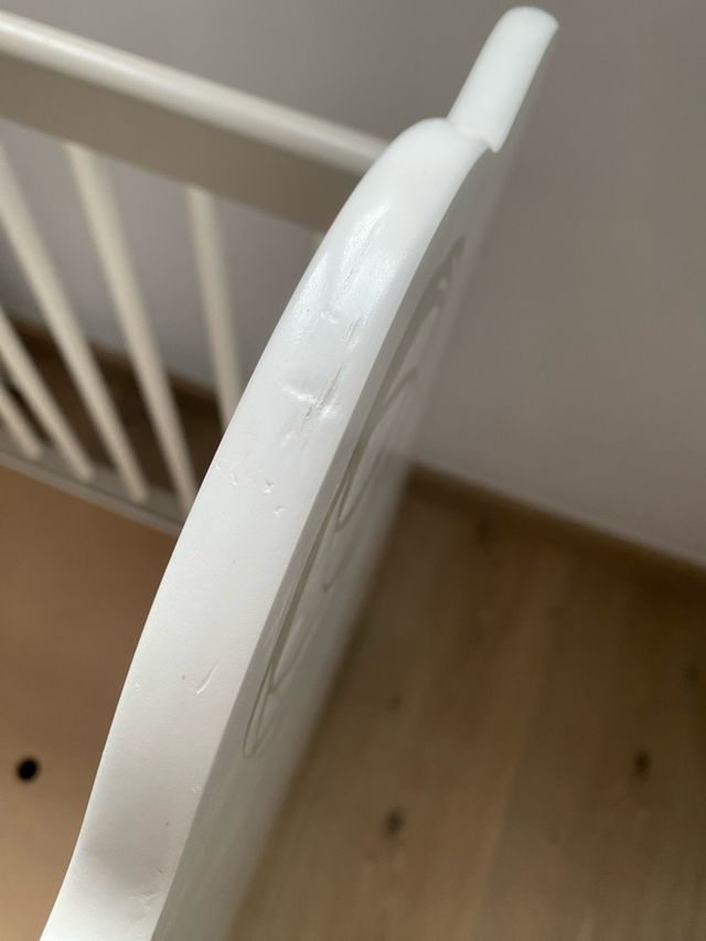 Cuna infantil con diseño de gatitos