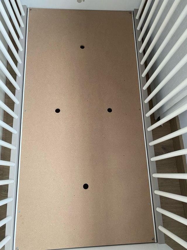 Cuna infantil con diseño de gatitos