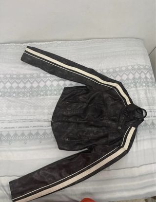 Chaqueta de cuero con rayas blancas